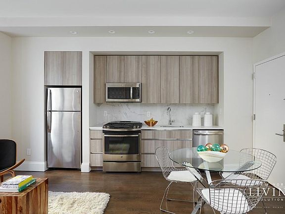 5th image of 15 Park Row APT 19e