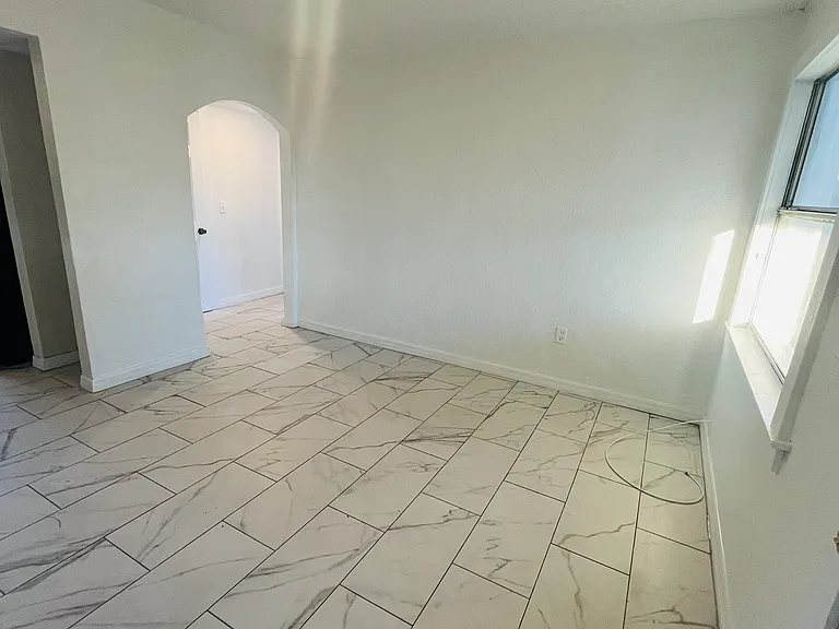 920 E Seneca Ave — Photo 10
