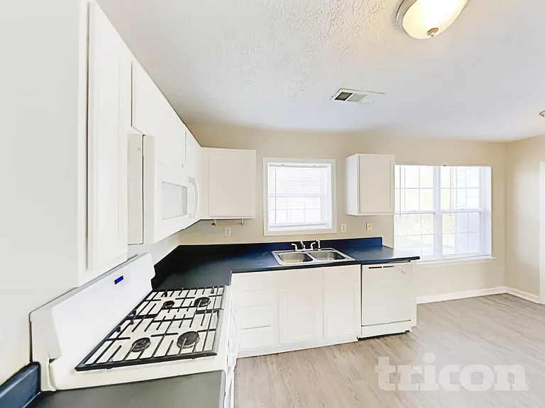 936 Edgewood Ln — Photo 10