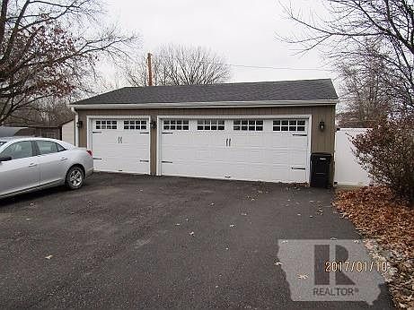 3rd image of 1640 N Elm St