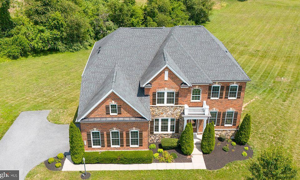 1st image of 555 Parkland Rd
