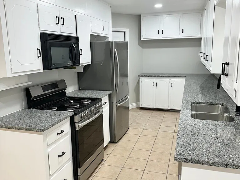 401 Rolling Hills Dr — Photo 2