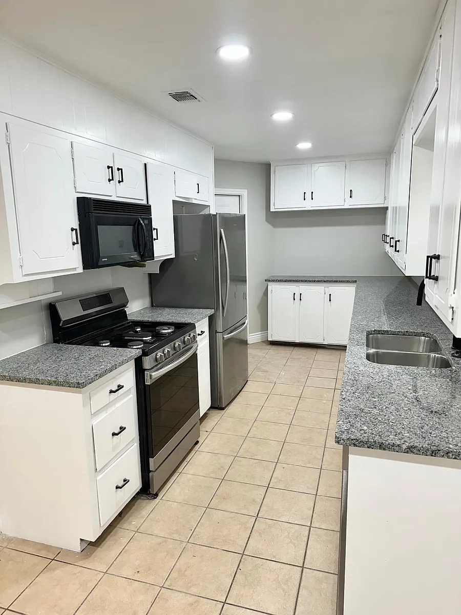 Building Photo - 401 Rolling Hills Dr