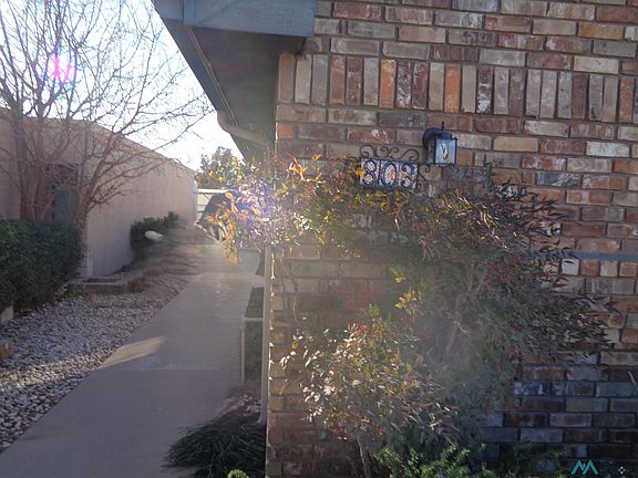 3rd image of 803 Colonial Ct