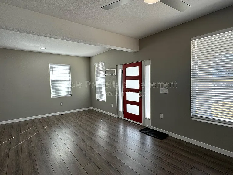 102 S Newton St — Photo 7