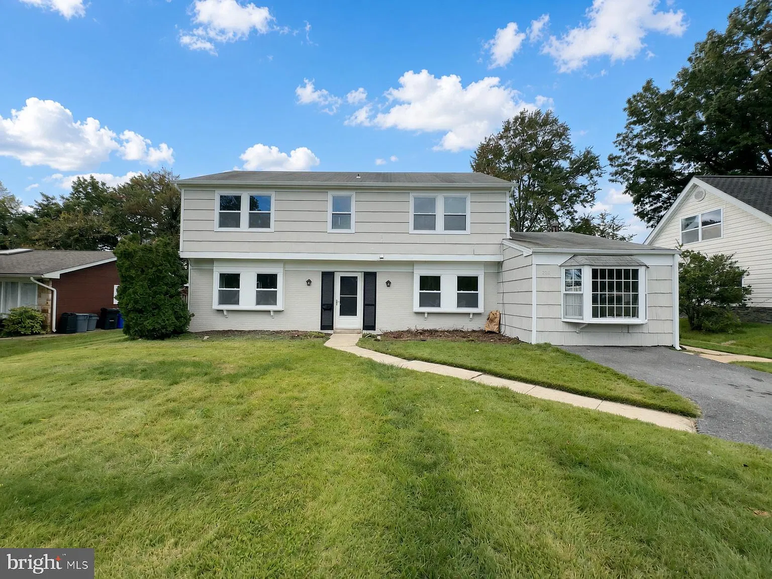 5 bed, 3.0 bath, 2112 sqft, $3,000 — Photo 2