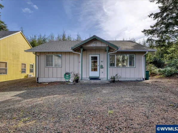 142 S Quadrant St, Rockaway Beach, OR 97136