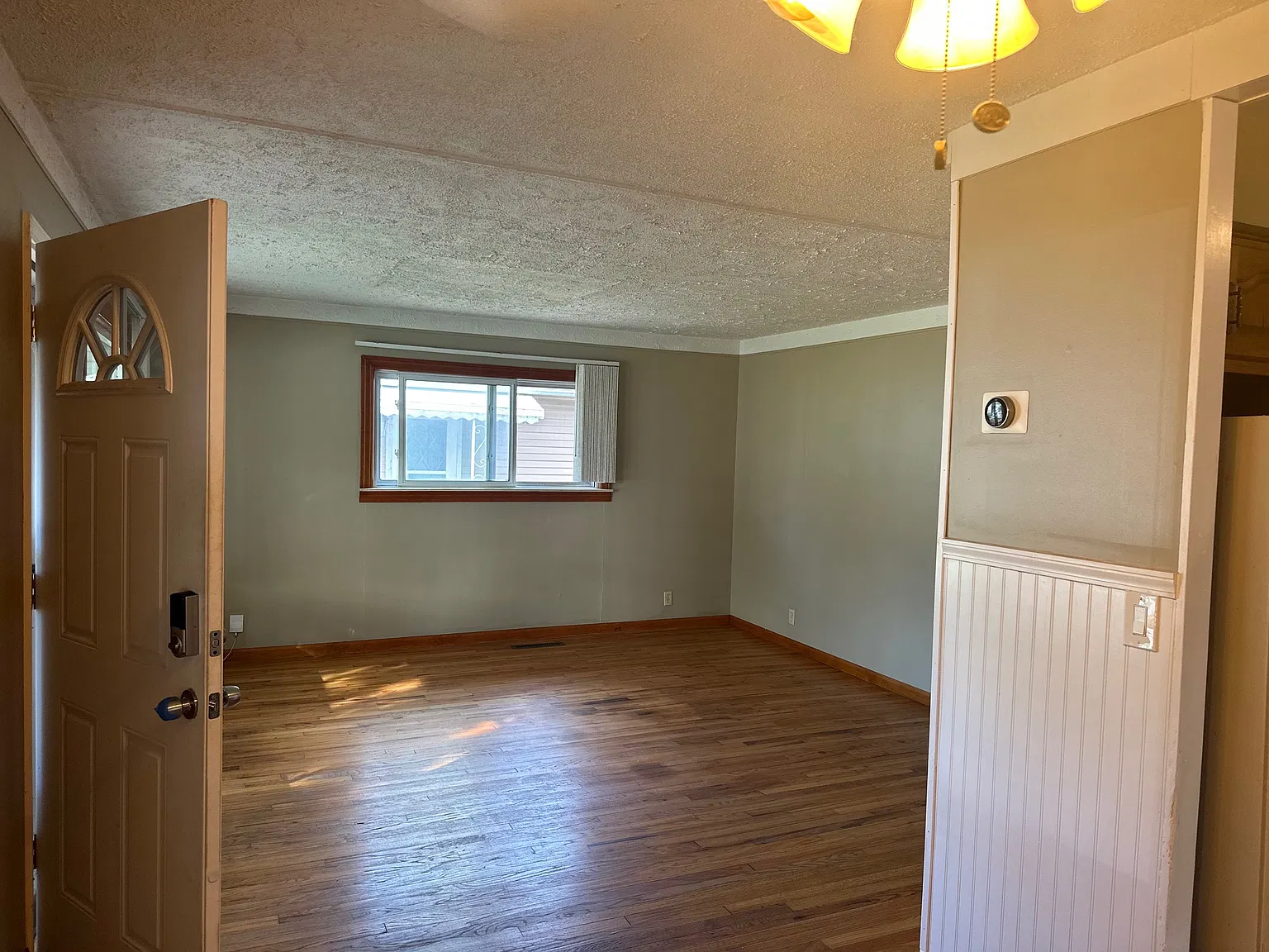 3 bed, 1000 sqft, $1,525 — Photo 2