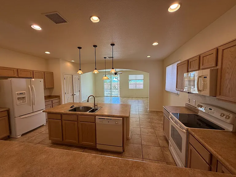 657 Tanner Dr — Photo 3