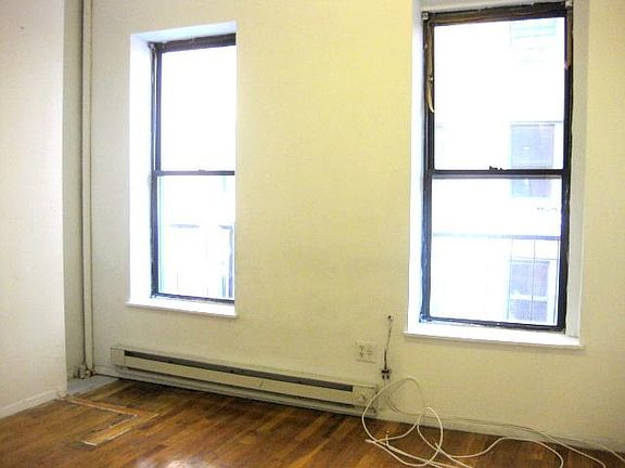 2nd image of 318 W 49th St APT 4RE
