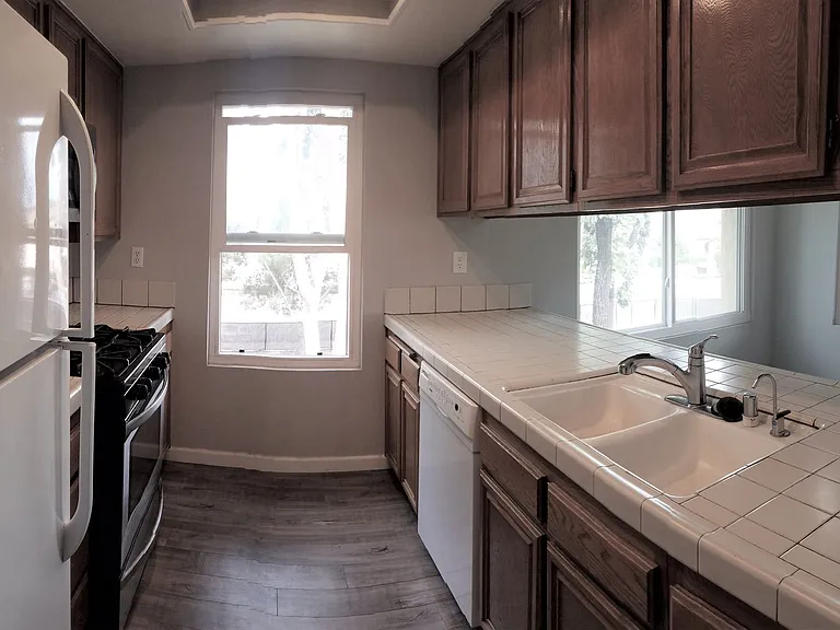 1018 Grape St — Photo 4