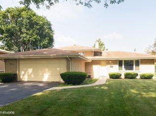 220 N Stratton Ln, Mount Prospect, IL 60056