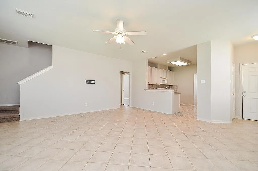 4 bed, 2.5 bath, 2445 sqft, $2,200 — Photo 4