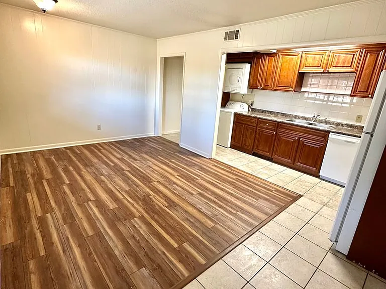 University Pointe Apartments — Photo 11