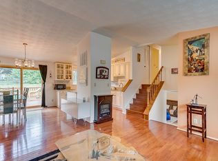 12828 Pinecrest Rd, Herndon, VA 20171