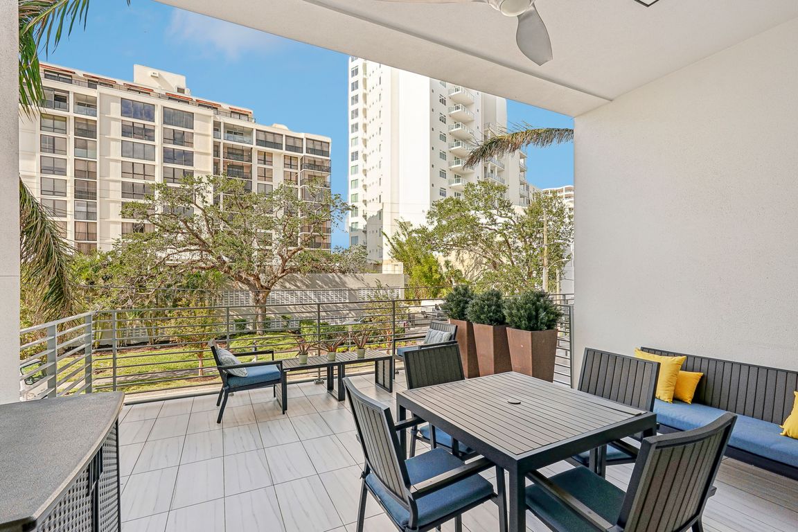 S Palm Ave 203-040.jpg