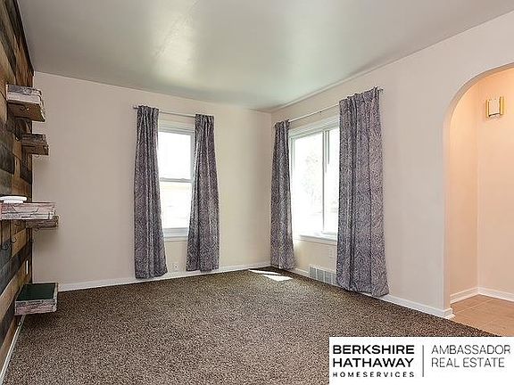 4th image of 1921 N Maxwell Ave