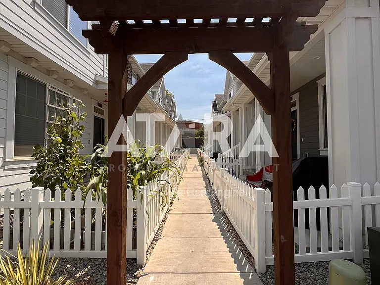 291 E Grace Ln — Photo 4