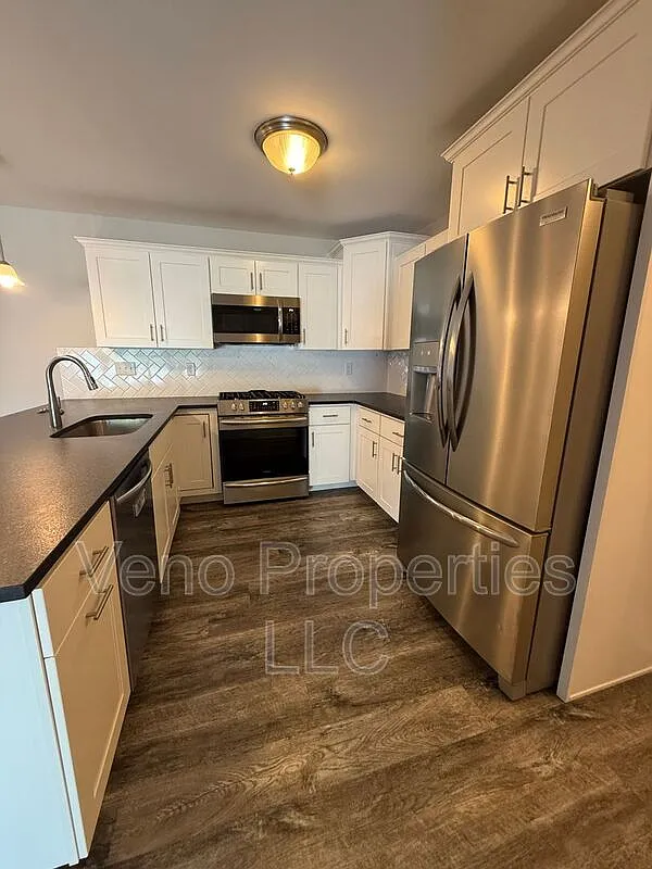 3 bed, 2.0 bath, 1736 sqft, $2,800 — Photo 2
