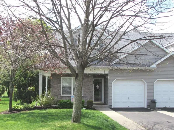 125 Maya Circle #125, Central Islip, NY 11722