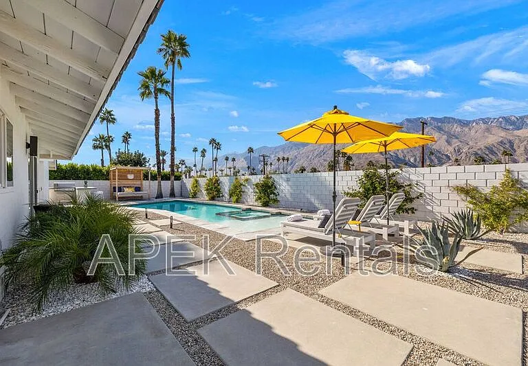 945 N Buttonwillow Cir — Photo 8