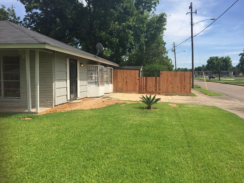 2nd image of 6154 Lyndhurst Dr