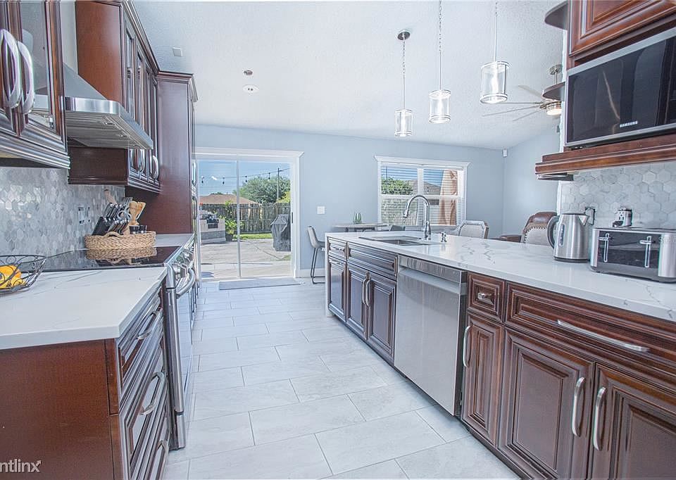 1st image of 806 Carrousel Ln