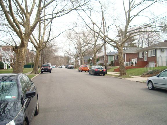 3rd image of 133 Ravenhurst Ave