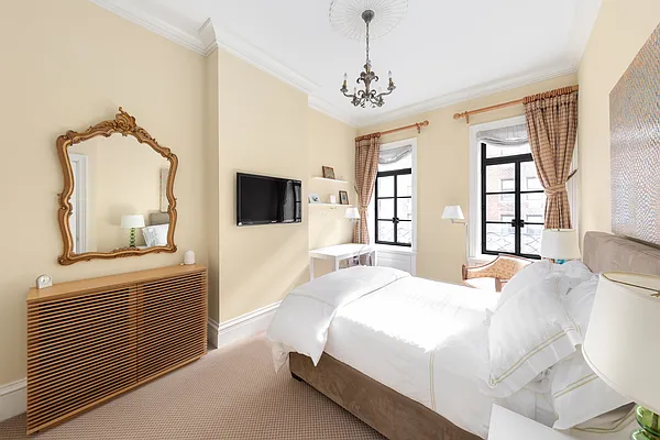 Sold by Douglas Elliman | media 15