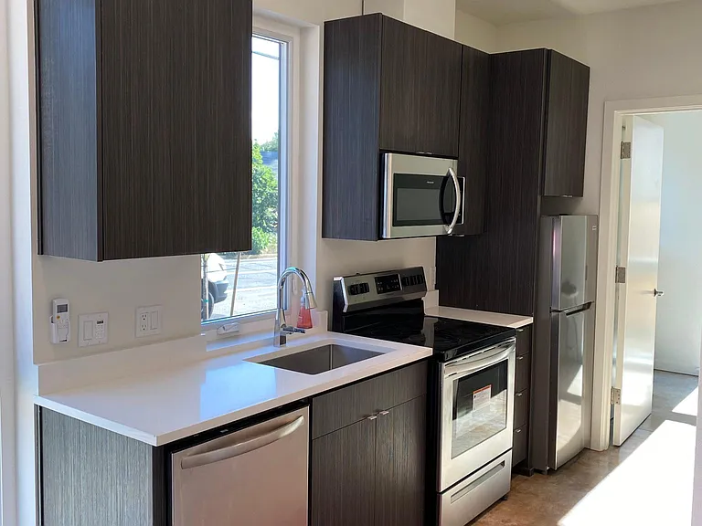2000 SE Tacoma St #4 — Photo 2