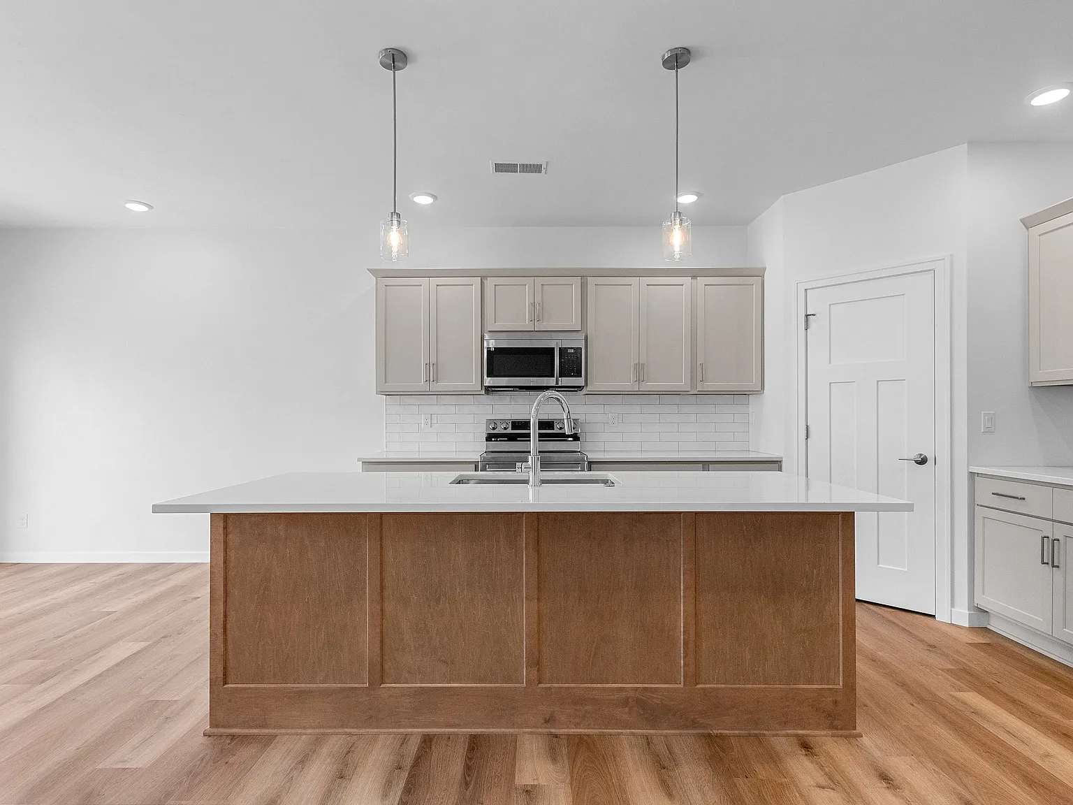 2 bed, 1400 sqft, $2,100 — Photo 4