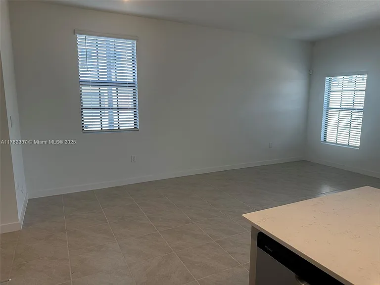 822 SW 11th Ter — Photo 7