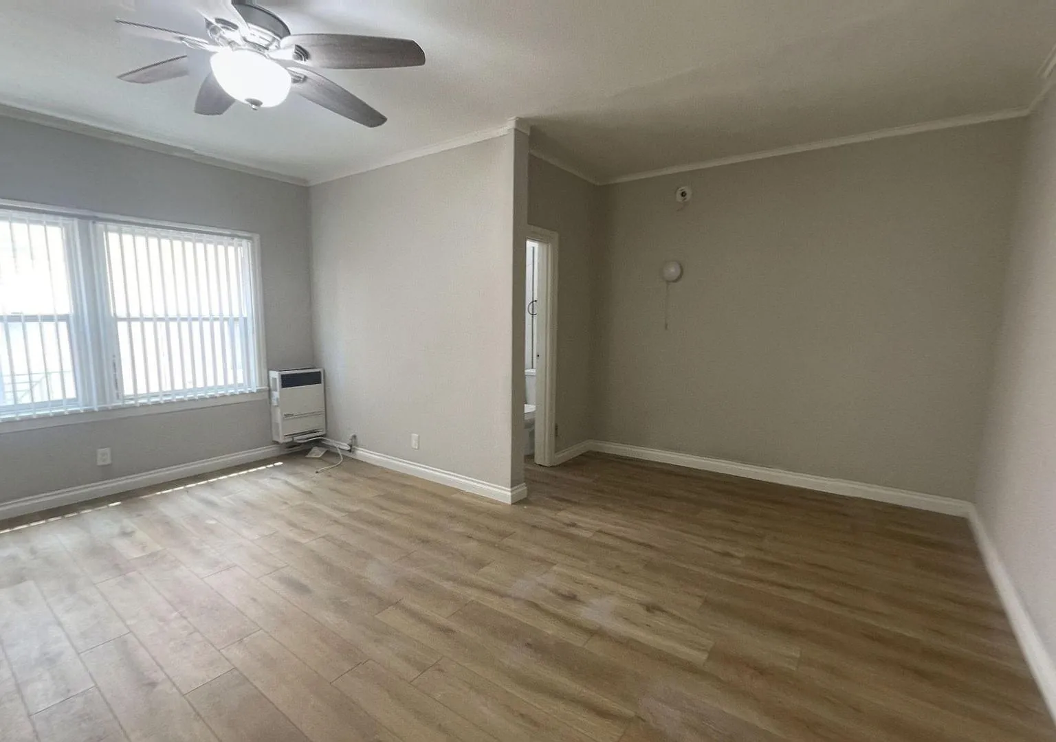 Union Apts...Remodeled Studio..New Laminate Floors...CALL NOW! — Photo 4