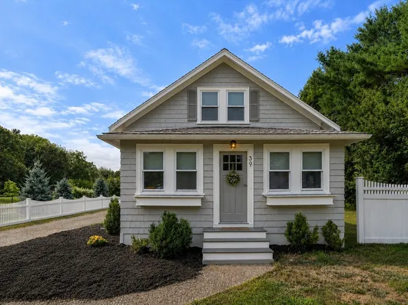 39 Dale St, Medfield, MA 02052