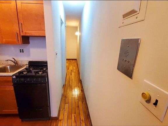 3rd image of 21 W 76th St APT 2A