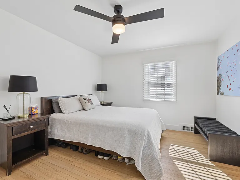 4 Lois Ave — Photo 21