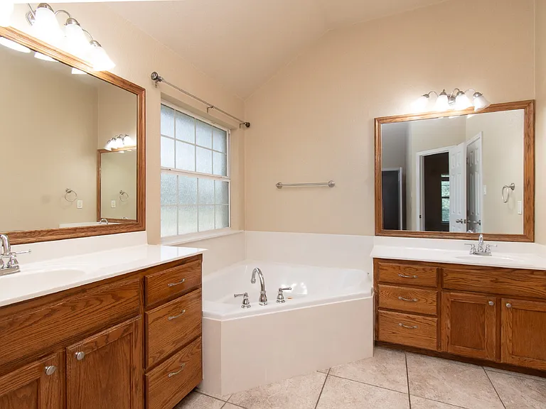 1401 Saxon Cir — Photo 16
