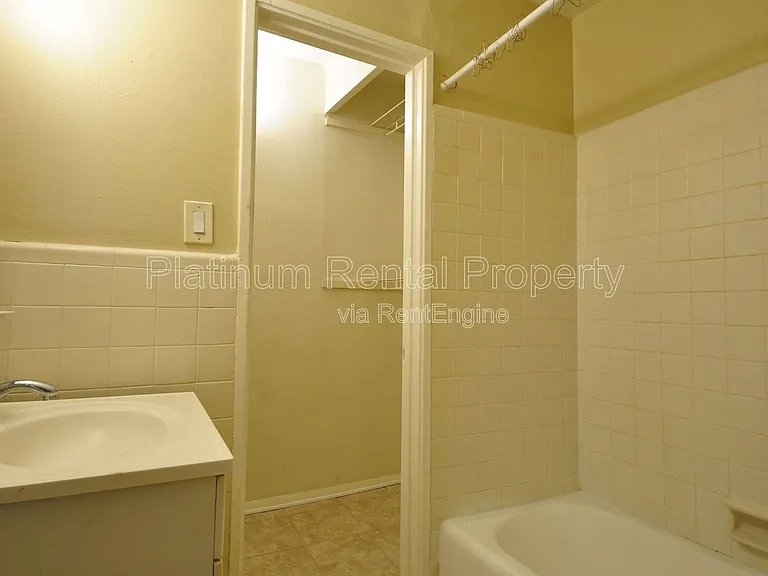 711 Argonne Ave NE #5 — Photo 15
