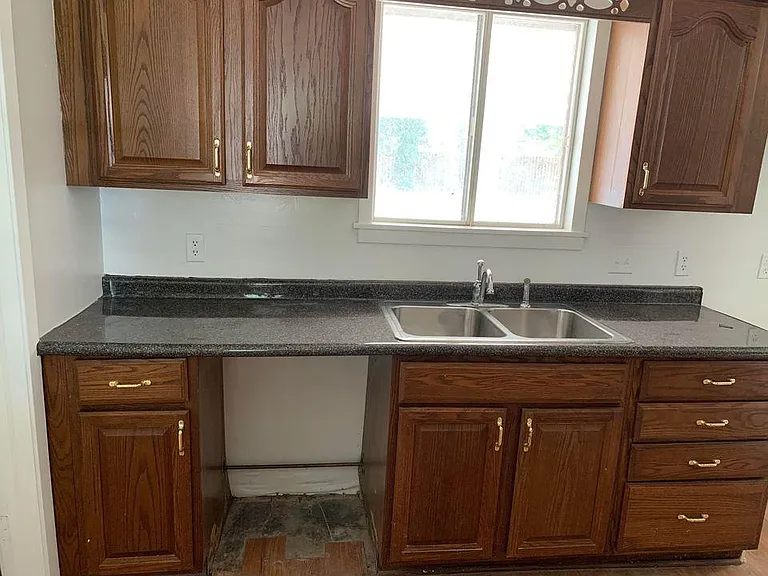 Oakwood Dr — Photo 5