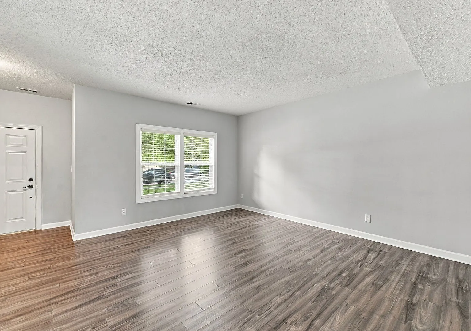Modern 4-Bedroom Home with Resort-Style Amenities — Photo 2