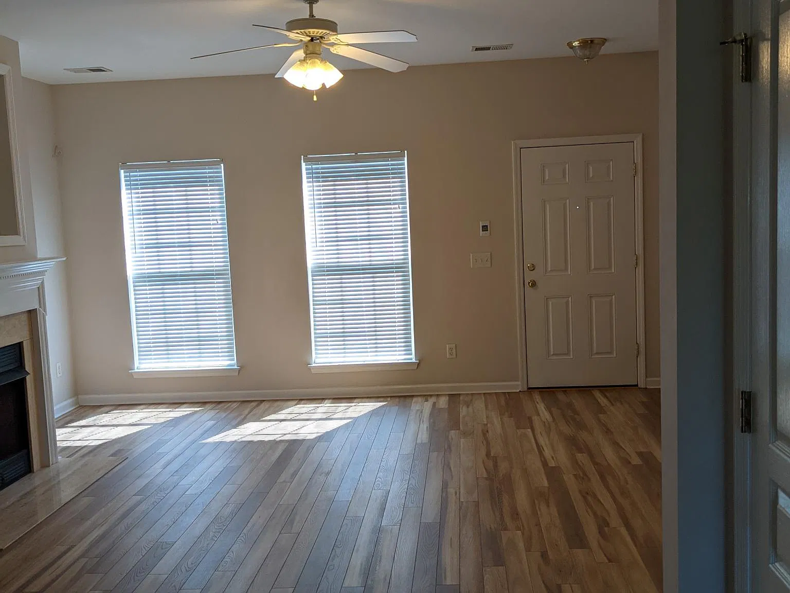 3 bed, 2.5 bath, 1400 sqft, $1,975 — Photo 3
