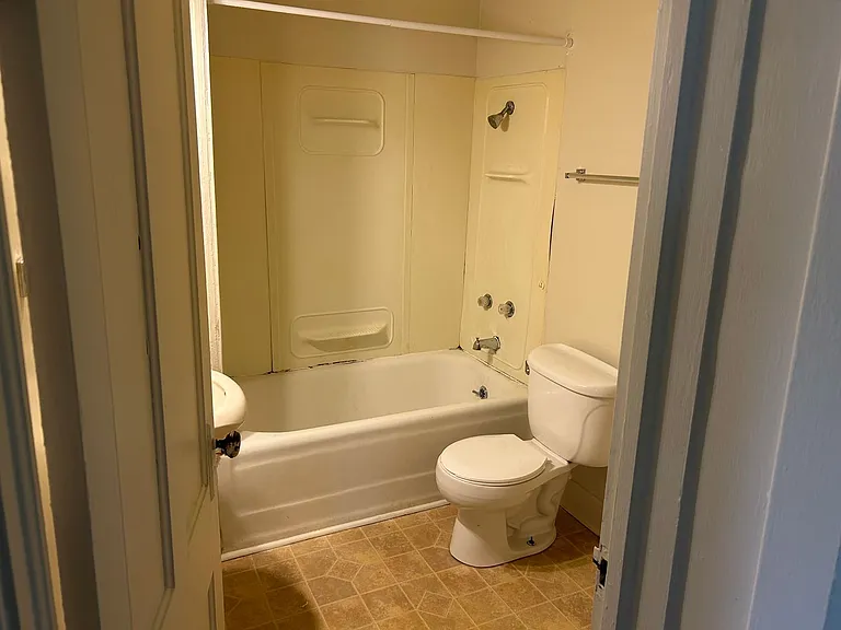 429 W Charles St — Photo 6