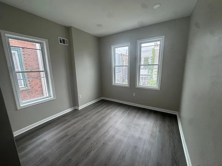 420 N Hobart St — Photo 13