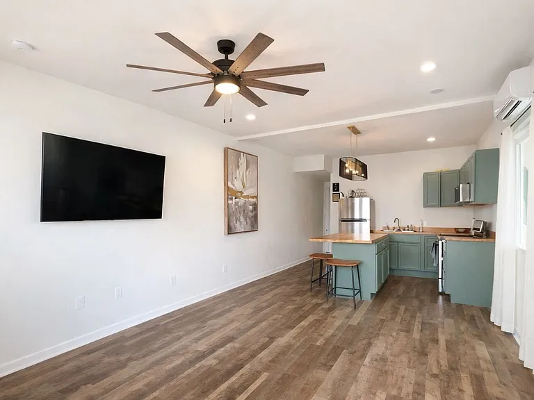 1818 Allen St — Photo 2