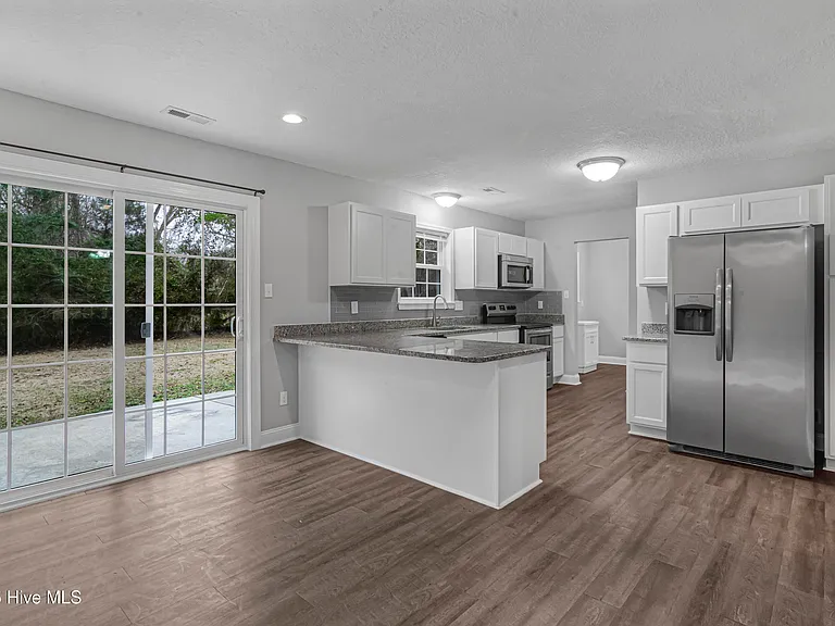 236 White Oak Blvd — Photo 4