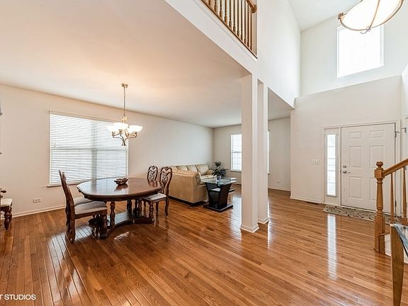 4th image of 617 Versailles Dr