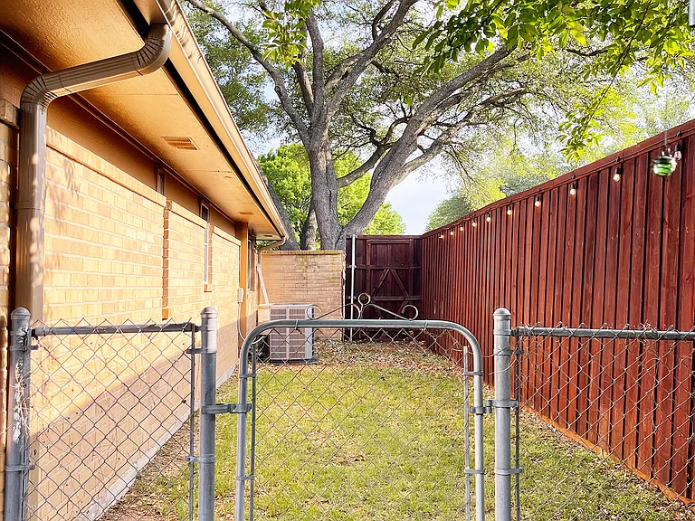 2205 Red Oak Ln — Photo 47