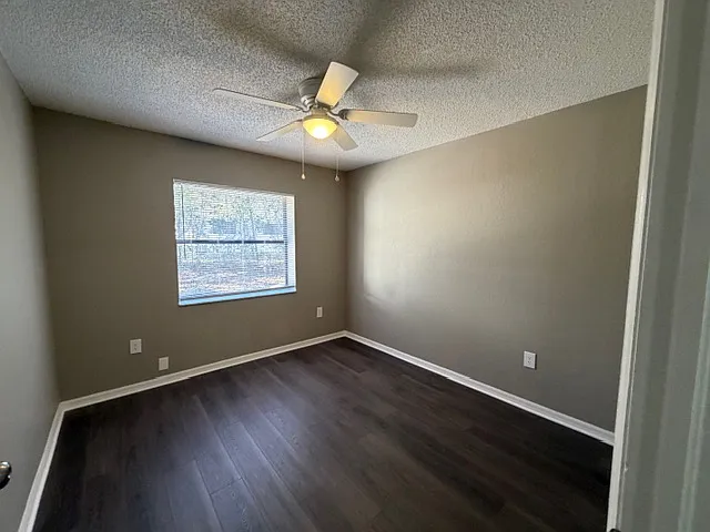 4400 Millwood Rd #E — Photo 17