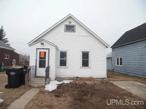 1310 Superior Ave, Gladstone, MI 49837