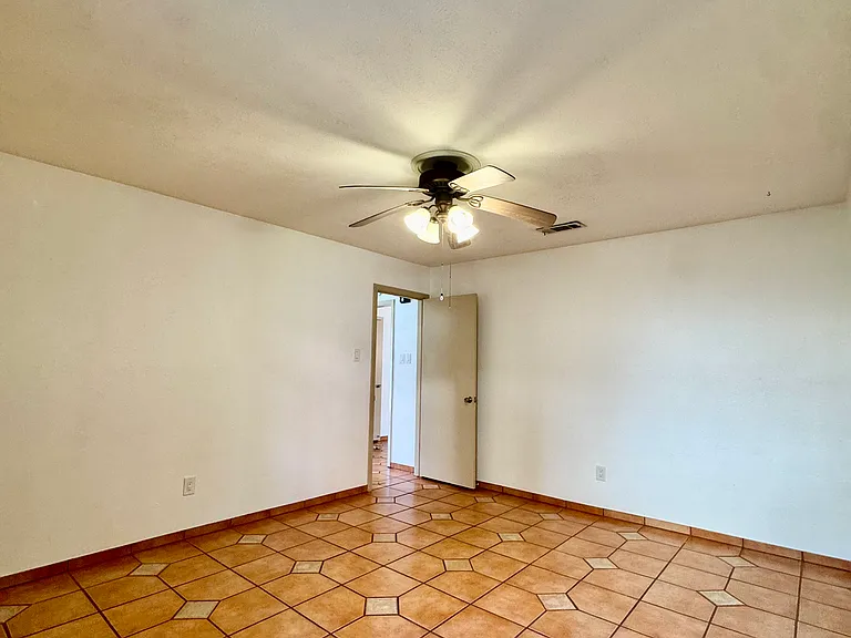 MIDDLE BEDROOM
